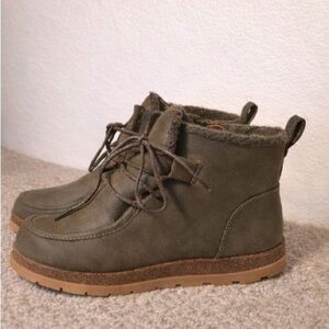 Eurosoft Larabee Moc Toe Bootie. Olive Green. Women’s Size 7.5 US $40